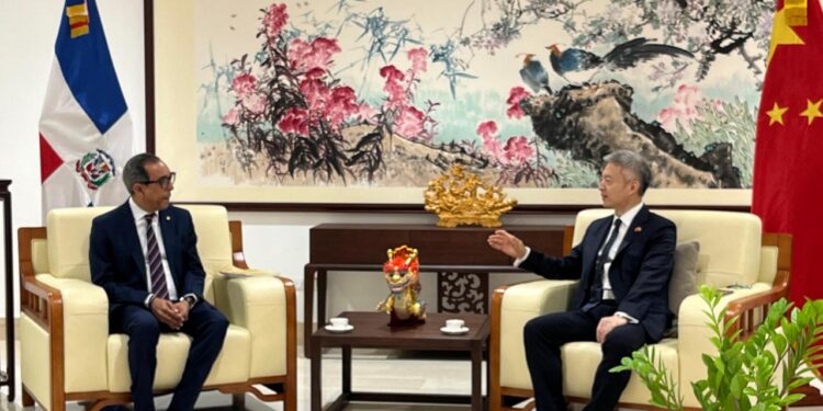 Presidente Academia de Ciencias realiza visita cortesía a embajador de la República Popular China ante la RD