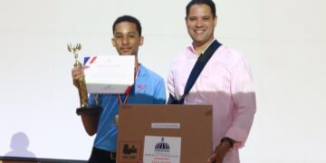 Más 100 estudiantes de Regional 15 reconocidos por sus habilidades en Lengua Española