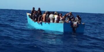 Guardia Costera EE.UU. repatria a 124 haitianos interceptados en 2 embarcaciones