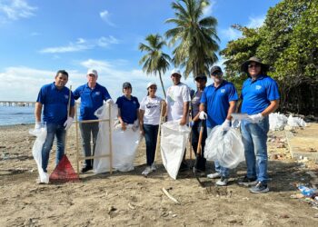 Varias instituciones se unen en jornada de limpieza de la playa Gringo en Haina