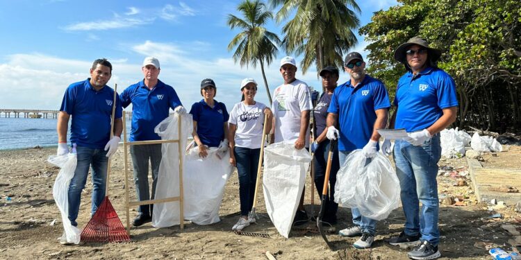 Varias instituciones se unen en jornada de limpieza de la playa Gringo en Haina