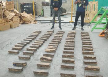 Incautan 360 láminas de presunta cocaína en carga de guineos; apresan 3 hombres en puerto manzanillo