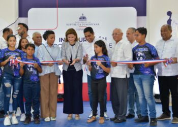 Raquel Peña y Kelvin Cruz entregan dos multiusos en Montecristi