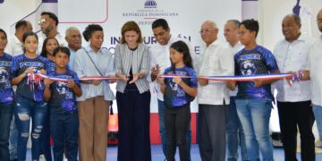 Vicepresidenta Raquel Peña y el ministro de Deportes, Kelvin Cruz, entregan dos multiusos en Montecristi