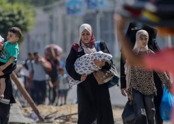 Al menos 6,000 sirios y 3,000 libaneses desplazados por ataques israelíes en Líbano