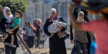 Al menos 6,000 sirios y 3,000 libaneses desplazados por ataques israelíes en Líbano
