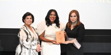 Ministerio de la Mujer rinde homenaje biográfico a la trayectoria de María Eugenia Acosta Abad