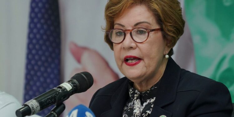Exministra Pimentel explica que no aceptó ni pagó útiles escolares de mala calidad