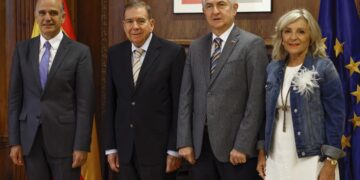 Edmundo González se reúne con partidos en el Congreso español