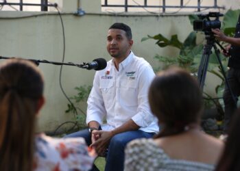 Ministro de la Juventud, Carlos Valdez, presenta el primer episodio del podcast "Hablando con el #31″