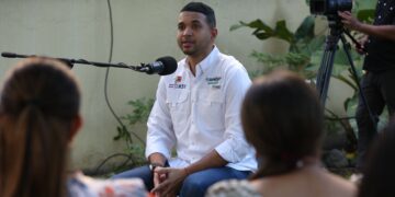 Ministro de la Juventud, Carlos Valdez, presenta el primer episodio del podcast "Hablando con el #31″