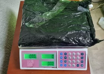 Atrapan mujer viajaría con más de cinco kilogramos presumiblemente cocaína a España