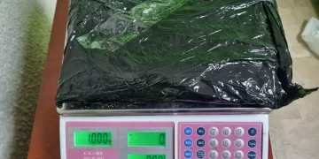 Atrapan mujer viajaría con más de cinco kilogramos presumiblemente cocaína a España