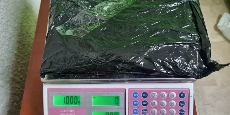 Atrapan mujer viajaría con más de cinco kilogramos presumiblemente cocaína a España