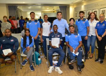 Ministro de Deportes, Kelvin Cruz, entrega de incentivos y felicita a los atletas paralímpicos