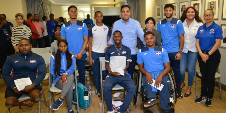 Ministro de Deportes, Kelvin Cruz, entrega de incentivos y felicita a los atletas paralímpicos