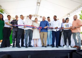 En representación del ministro de Agricultura Limber Cruz el viceministro Eulalio Ramírez deja abierta la Feria del Arroz en Jima Abajo