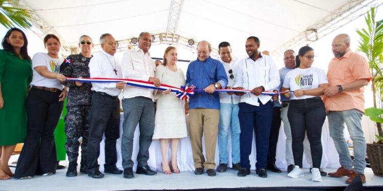 En representación del ministro de Agricultura Limber Cruz el viceministro Eulalio Ramírez deja abierta la Feria del Arroz en Jima Abajo