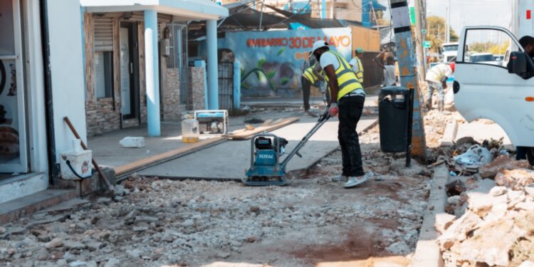 Alcaldía del Distrito Nacional construye aceras, contenes e imbornales en varios sectores de la capital