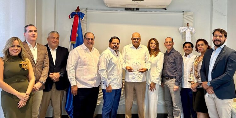 Adesinc reconoce aportes del general Del Orbe y Katia Salomón a la seguridad privada