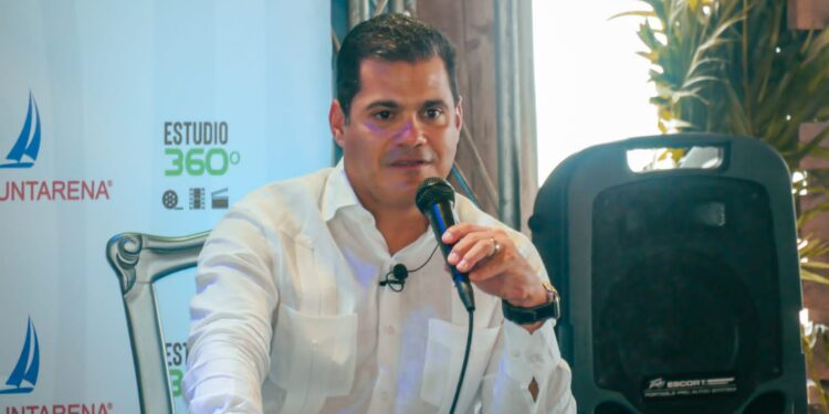 Clúster Turístico Baní realiza Conversatorio Empresarial David Libre, presidente ASONAHORES