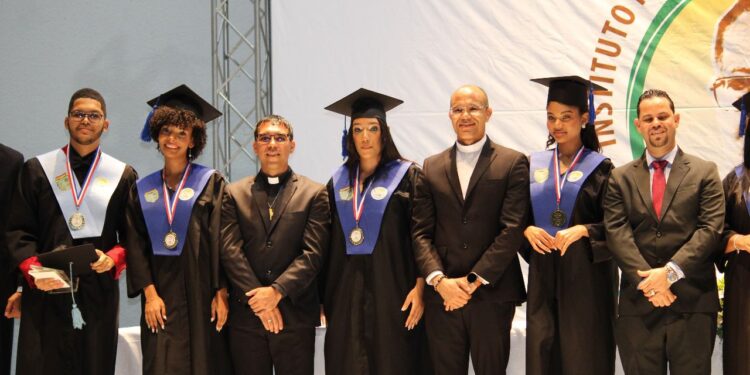 Emergen 115 nuevos profesionales del Hogar Escuela Santo Domingo Savio