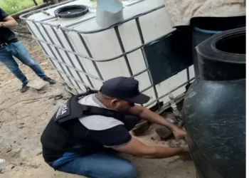 Desmantelan fábrica de alcohol adulterado en San Pedro; huyen los responsables