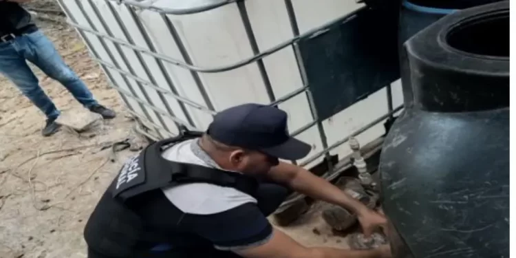 Desmantelan fábrica de alcohol adulterado en San Pedro; huyen los responsables