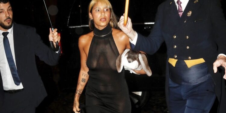 Tokischa llega con un Peluche Dior de regalo para Rosalía en su cumpleaños