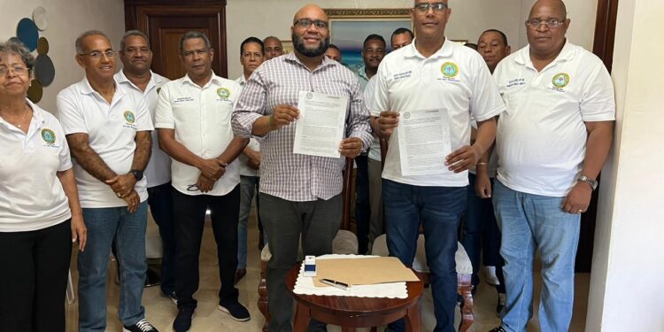 Mayor General Valerio Garcia firma con FUNIDOM, convenio para ayudar a los Veteranos de las FF.AA. y P.N.