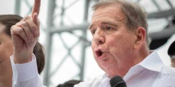 Edmundo Urrutia sale de Venezuela para solicitar asilo en España