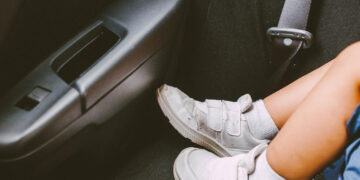 Muere niña de cuatro años tras ser olvidada en el auto por sus familiares