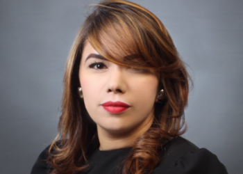 Emiten orden de arresto contra Karla Fitch, acusada de extorsionar y amenazar cirujano y su familia