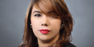 Emiten orden de arresto contra Karla Fitch, acusada de extorsionar y amenazar cirujano y su familia