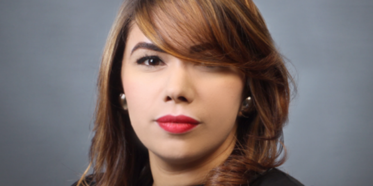 Emiten orden de arresto contra Karla Fitch, acusada de extorsionar y amenazar cirujano y su familia