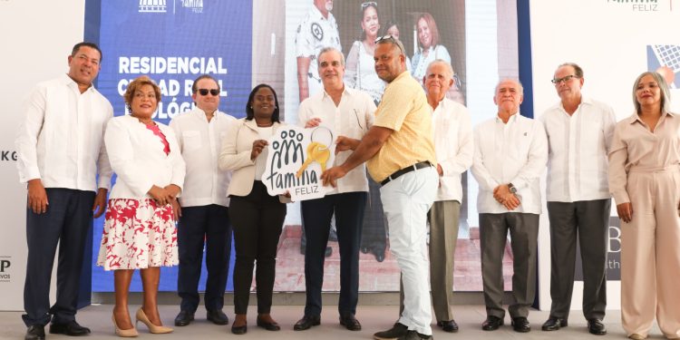 Presidente Abinader entrega 700 nuevos apartamentos en SDE