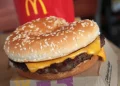 Brote de E. coli vinculado con McDonald’s afecta a 49 personas en 10 estados