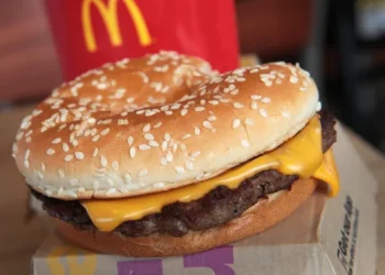 Brote de E. coli vinculado con McDonald’s afecta a 49 personas en 10 estados