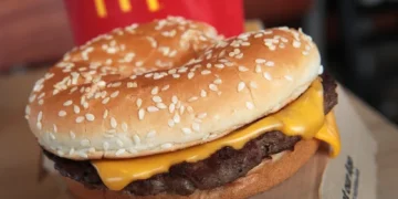 Brote de E. coli vinculado con McDonald’s afecta a 49 personas en 10 estados