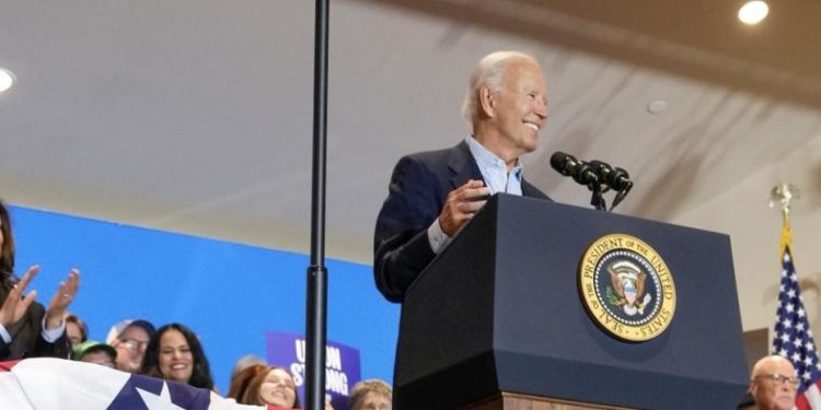 Joe Biden dijo que evalúa con Israel posibles ataques contra instalaciones petroleras de Irán