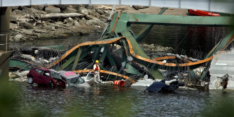 El colapso de un puente en obras deja tres muertos y cuatro heridos en Estados Unidos