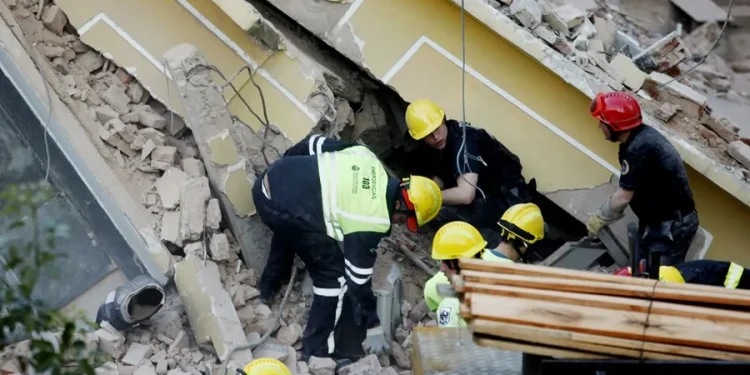 Un edificio de 10 pisos se desploma en Argentina y se buscan víctimas