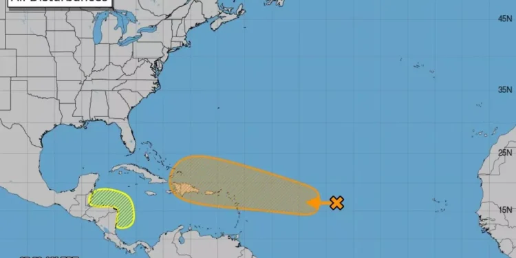 Centro Nacional de Huracanes monitorea sistema tropical en el Atlántico con potencial de desarrollo