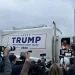 Trump sube a un camión de basura en protesta por comentarios de Biden sobre sus seguidores