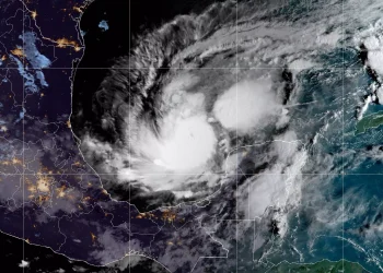 El huracán Milton se fortalece a categoría 4 en el Golfo de México y avanza hacia Florida