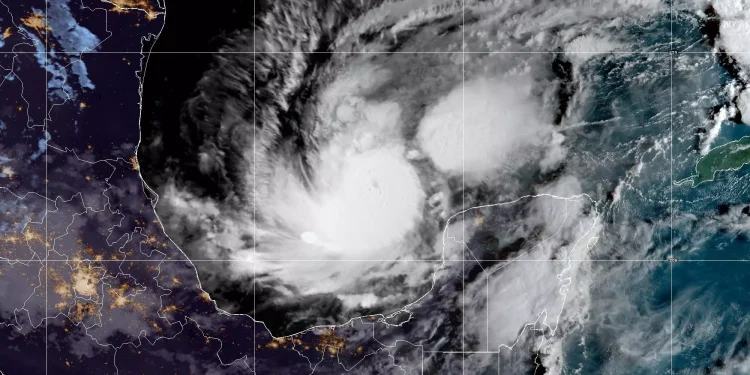 El huracán Milton se fortalece a categoría 4 en el Golfo de México y avanza hacia Florida