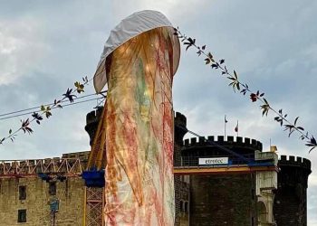 Escultura en el centro de Nápoles genera polémica por su forma fálica