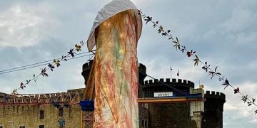 Escultura en el centro de Nápoles genera polémica por su forma fálica