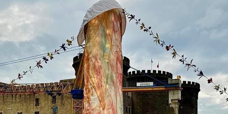 Escultura en el centro de Nápoles genera polémica por su forma fálica