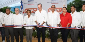 Abinader y Ascención inauguran asfaltado en el barrio El Paso, Villa Mella